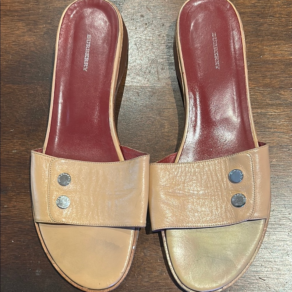 Burberry Tan and Red Leather Sandals with Streamlined Design